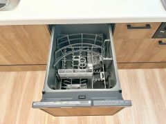 炊事時間を大幅に短縮できる食器洗浄乾燥機付き＾＾食器を洗う手間が減るので家族とのコミュニケーションの時間や自分の時間が増えますね。