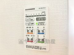 浴室暖房乾燥機には、暖房、乾燥、涼風、換気の4つの機能が付いています。タイマー付きです。雨の日はもちろん、急ぎで洗濯する必要のあるお子様の体操服や、下着類などを乾かすのに便利です。