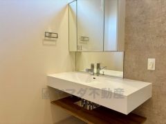 洗面台、洗濯機置き場、バスルームが連なっている、生活導線の考えられた作りになっています。