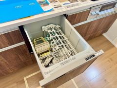 炊事時間を大幅に短縮できる食器洗浄乾燥機付き＾＾食器を洗う手間が減るので家族とのコミュニケーションの時間や自分の時間が増えますね。
