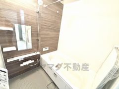 1日の疲れを癒すくつろぎのバスルーム。足を伸ばしてもゆったりと入れるサイズです。お子様と一緒にお風呂に入っても狭くないですね＾＾