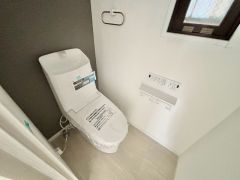 ウォシュレット付きトイレです。窓付きのトイレは換気もしやすく清潔に使えます＾＾