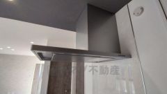 お手入れが簡単なスリム型レンジフードです。調理により発生する油煙や臭いを吸い込み、屋外へ排気してくれます。