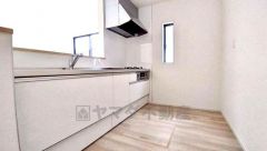 収納も、作業スペースも広々と設けられた使いやすいシステムキッチンです＾＾カウンターキッチンなので、ご家族と会話をしながら楽しくお料理ができます＾＾