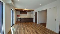 大きな窓のあるリビングは、陽光あふれる明るい空間です。居心地良く、ご家族皆がゆったり寛げる憩いの空間となりそうです。