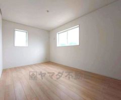 ナチュラル色のフローリングで開放的な優しい雰囲気になっています＾＾