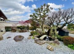 広々とした敷地に手入れされた庭園が広がる、ゆとりある住まいです。