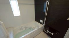 1日の疲れを癒すくつろぎのバスルーム。足を伸ばしてもゆったりと入れるサイズです。お子様と一緒にお風呂に入っても狭くないですね＾＾