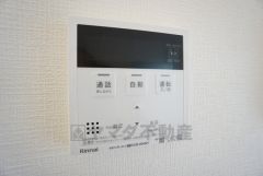 キッチン横からお湯張り、追い炊き、足し湯がボタン一つで楽々操作できる給湯機リモコンです＾＾忙しい夕飯の準備の時間帯に重宝しますね。
