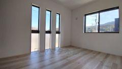 2面採光を確保した明るい室内は、風通しも良く、大変居心地の良い空間となっております。爽やかな風を感じて起きる朝は、快適生活の始まりに。