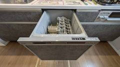 炊事時間を大幅に短縮できる食器洗浄乾燥機付き＾＾食器を洗う手間が減るので家族とのコミュニケーションの時間や自分の時間が増えますね。