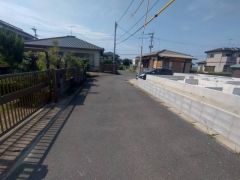 閑静な住宅街＾＾西側、約4.6ｍの公道に面しています。