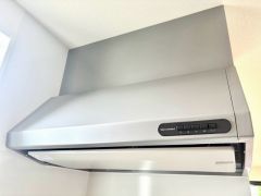 コンロ上には換気扇完備＾＾すぐ横に小窓が設けられているので、換気扇と合わせてWで換気できます＾＾