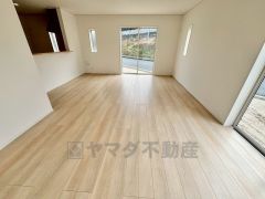 家族が集まる開放的なリビング。思い思いの時間を過ごしたり食事をしたり、素敵な団らんの場になりますね。