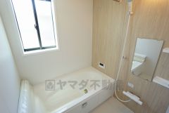 1日の疲れを癒すくつろぎのバスルーム。足を伸ばしてもゆったりと入れるサイズです。お子様と一緒にお風呂に入っても狭くないですね＾＾