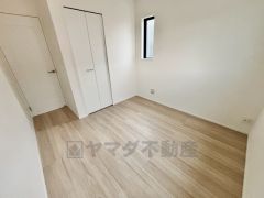 家具を選ばないナチュラルなフローリングとシンプルなクロスです＾＾居室としてももちろん、収納や書斎、お子様のプレイスペースにも＾＾使い勝手が良さそうです＾＾