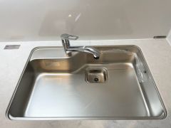 大きなお鍋も楽々洗える、幅が広いシンク。