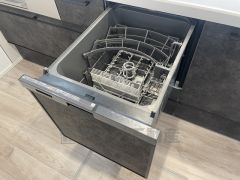炊事時間を大幅に短縮できる食器洗浄乾燥機付き＾＾食器を洗う手間が減るので家族とのコミュニケーションの時間や自分の時間が増えますね。