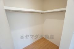 収納力豊富なウォークインクローゼット付き。洋服や小物などを1箇所にまとめて美しい収納を実現します。