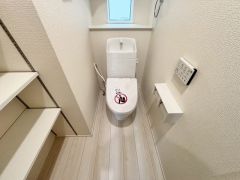 1階2階の2ヶ所にトイレがので、忙しい朝にも家族に気を使わず、ゆとりが生まれますね＾＾小窓付きで換気する時に便利です＾＾