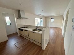 収納も、作業スペースも広々と設けられた使いやすいシステムキッチンです＾＾カウンターキッチンなので、ご家族と会話をしながら楽しくお料理ができます＾＾