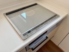 オール電化で掃除がしやすいIHクッキングヒーターです＾＾