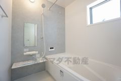 1日の疲れを癒すくつろぎのバスルーム。足を伸ばしてもゆったりと入れるサイズです。お子様と一緒にお風呂に入っても狭くないですね＾＾