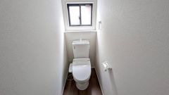 ウォシュレット付きトイレです。1階2階の2ヶ所にトイレがあるので、忙しい朝にもゆとりができますね＾＾ 温水洗浄便座リモコン付き。
