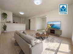 家族が集まる開放的なリビング。思い思いの時間を過ごしたり食事をしたり、素敵な団らんの場になりますね。 （家具はCGによるイメージとなります。）