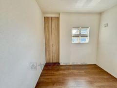 ナチュラル色のフローリングで開放的な優しい雰囲気になっています＾＾ 大きめのクローゼットもついているので収納も