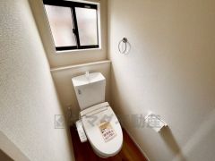 ウォシュレット付きトイレです。1階2階の2ヶ所にトイレがあるので、忙しい朝にもゆとりができますね＾＾