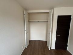 収納量たっぷりのクローゼット付です。ハンガーパイプ付で散らかりがちな洋服類もきれいに整理できます。使用頻度が少ないものは枕棚の上に、足元には3段ボックスを置いて、フル活用できるクローゼットです＾＾