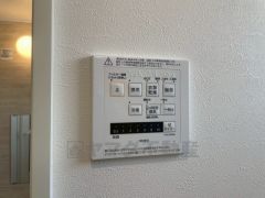 浴室暖房乾燥機付き。天候に左右されず、いつでも好きなときに洗濯物を干せるので、仕事や家事で忙しい方に重宝します。