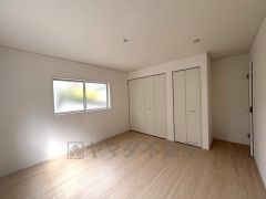 6.7帖洋室。大き目のクローゼットが付いていてすっきりと収納できます。