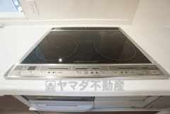 お手入れのしやすいIHクッキングヒーターです。3口コンロなので、効率よくお料理が楽しめます。毎日のお料理も楽しくなりますね＾＾