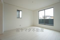 バルコニーに面した陽当たりの良い洋室です＾＾