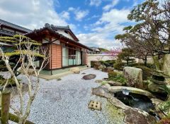 手入れの行き届いた趣ある日本庭園。四季を感じながらゆったりとした時間を過ごせます。