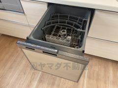炊事時間を大幅に短縮できる食器洗浄乾燥機付きです＾＾冬場の洗い物による手荒れの悩みも軽減されますね。