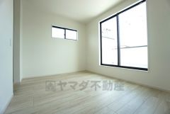 バルコニーに面していて日当たりがよく、寝室としての利用もおすすめです＾＾