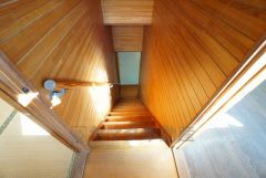 自然光が入る手摺り付き階段です。