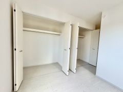 収納スペースが両サイドにしっかりあるのでご夫婦で分けてお使いいただけます＾＾すっきりと整理整頓できるので気持ちよくすごせます＾＾