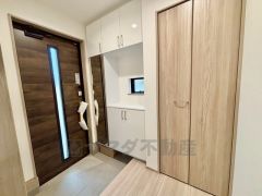 玄関にはシューズボックスとは別に収納が設けられています。姿見ミラーつきなので、靴を履いた状態で全身をチェックできますね＾＾