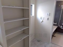 便利な洗面室収納。散らかりがちなバスタオルや清掃用品、化粧品や予備のシャンプー等もきれいに整頓できますね。