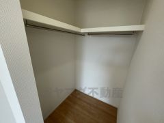 収納量たっぷりのウォークインクローゼット。ハンガーパイプ付で散らかりがちな洋服類もきれいに整理できます。