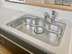 広々とした凸型シンクに洗剤ポケットを標準装備。大きなお鍋など洗いやすいです。