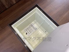 キッチンには床下収納を設けています。生活スペースを減らさず、キッチン用品や非常食など様々なものを収納できます。