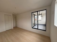 バルコニーに面していて日当たりがよく、寝室としての利用もおすすめです＾＾