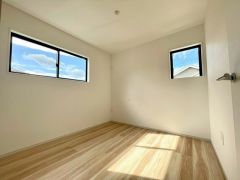 2面採光を確保した明るい室内は、風通しも良く、大変居心地の良い空間となっております。爽やかな風を感じて起きる朝は、快適生活の始まりに。