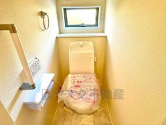 ウォシュレット、暖房便座、節電・節水機能など、使い勝手のよい高機能トイレです。