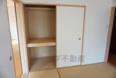 和室には押入を設けています。お布団や来客用の座布団、扇風機やヒーターなどの季節家電の収納スペースとしても便利です。